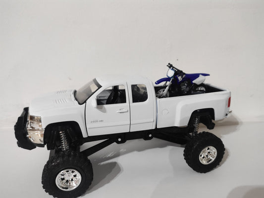 New Ray Toys 1:32 Chevrolet Silverado Pick Up & Yamaha Dirtbike - New Ray Toys